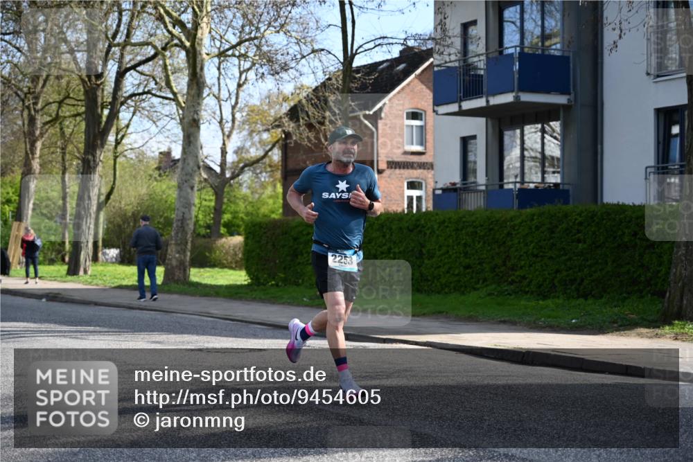 12.04.2026 - 45. Internationalen Wilhelmsburger Insellauf J. Mangold http://msf.ph/oto/9454605 12.04.2026 10:21:33 Ziel 2253, 3137, 3930, 3317, 3771, 3771, 2010 meine-sportfotos.de