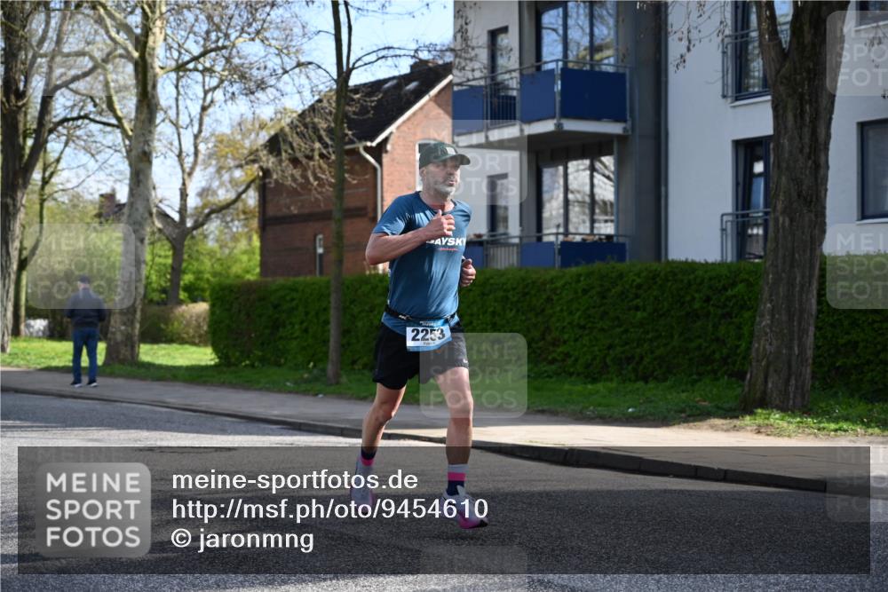 12.04.2026 - 45. Internationalen Wilhelmsburger Insellauf J. Mangold http://msf.ph/oto/9454610 12.04.2026 10:21:33 Ziel 2253, 3137, 3930, 3317, 3771, 3771, 2010 meine-sportfotos.de