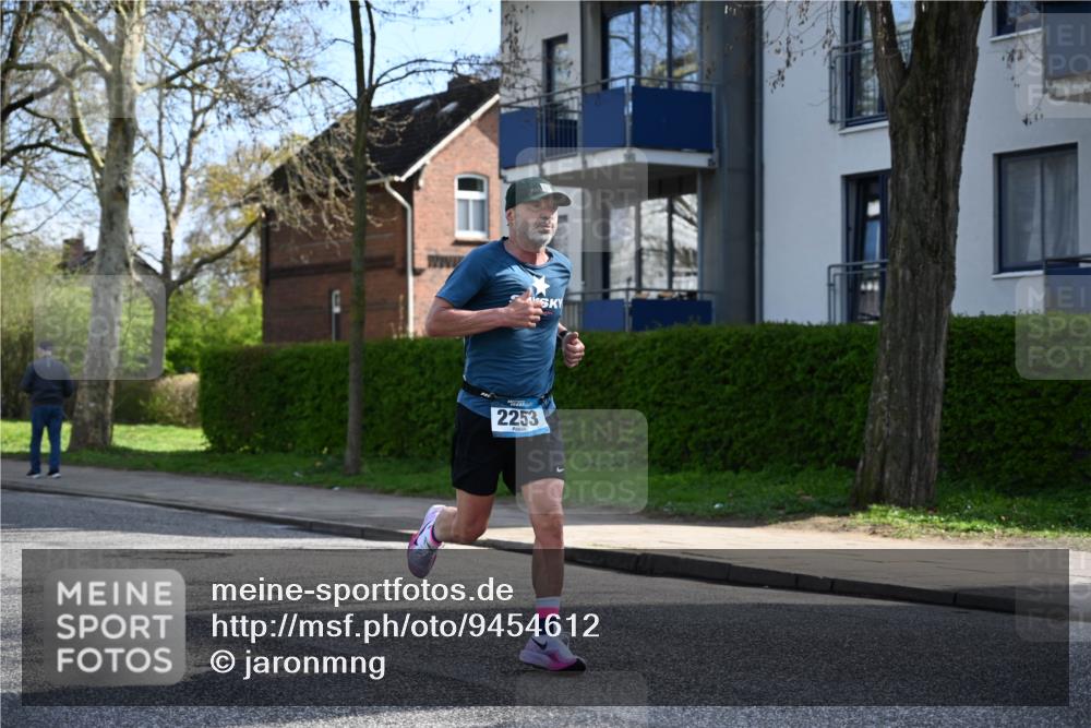 12.04.2026 - 45. Internationalen Wilhelmsburger Insellauf J. Mangold http://msf.ph/oto/9454612 12.04.2026 10:21:33 Ziel 2253, 3137, 3930, 3317, 3771, 3771, 2010 meine-sportfotos.de