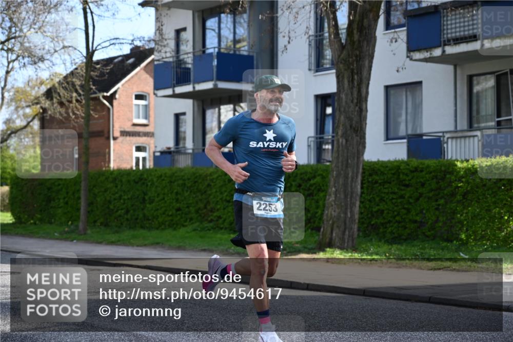 12.04.2026 - 45. Internationalen Wilhelmsburger Insellauf J. Mangold http://msf.ph/oto/9454617 12.04.2026 10:21:33 Ziel 2253, 3137, 3930, 3317, 3771, 3771, 2010 meine-sportfotos.de