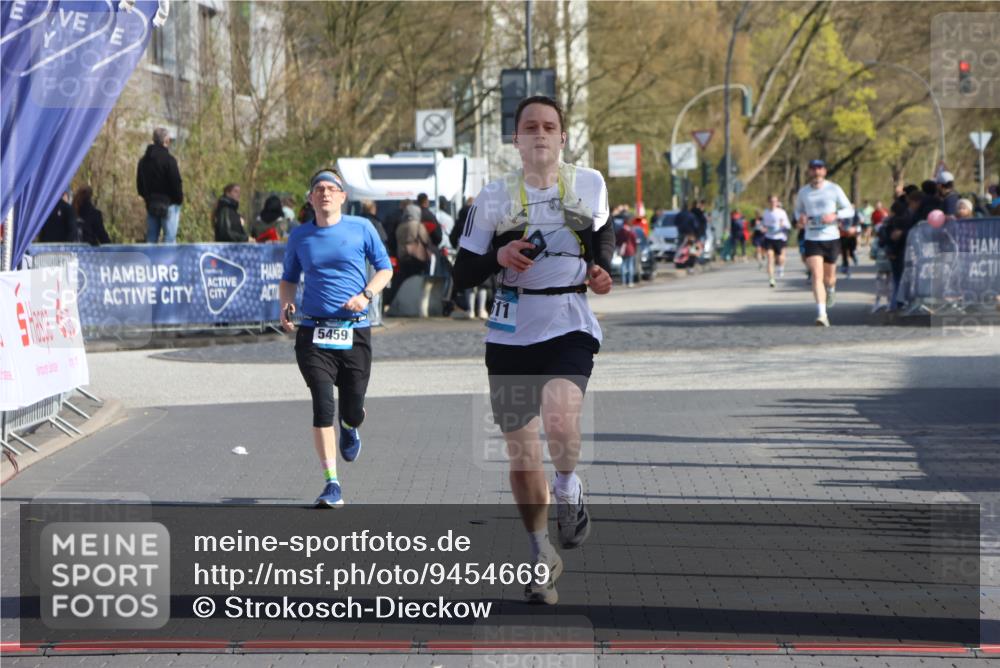 12.04.2026 - 45. Internationalen Wilhelmsburger Insellauf Strokosch-Dieckow http://msf.ph/oto/9454669 12.04.2026 10:30:11 Ziel 3542, 4511, 5459 meine-sportfotos.de
