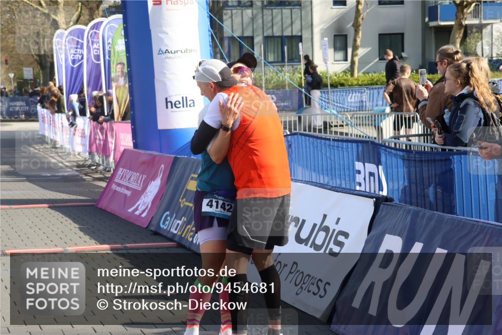 12.04.2026 - 45. Internationalen Wilhelmsburger Insellauf Strokosch-Dieckow http://msf.ph/oto/9454681 12.04.2026 10:30:14 Ziel 3542, 4511, 5459 meine-sportfotos.de
