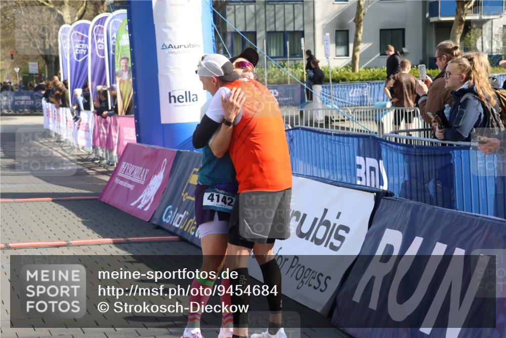 12.04.2026 - 45. Internationalen Wilhelmsburger Insellauf Strokosch-Dieckow http://msf.ph/oto/9454684 12.04.2026 10:30:14 Ziel 3542, 4511, 5459 meine-sportfotos.de