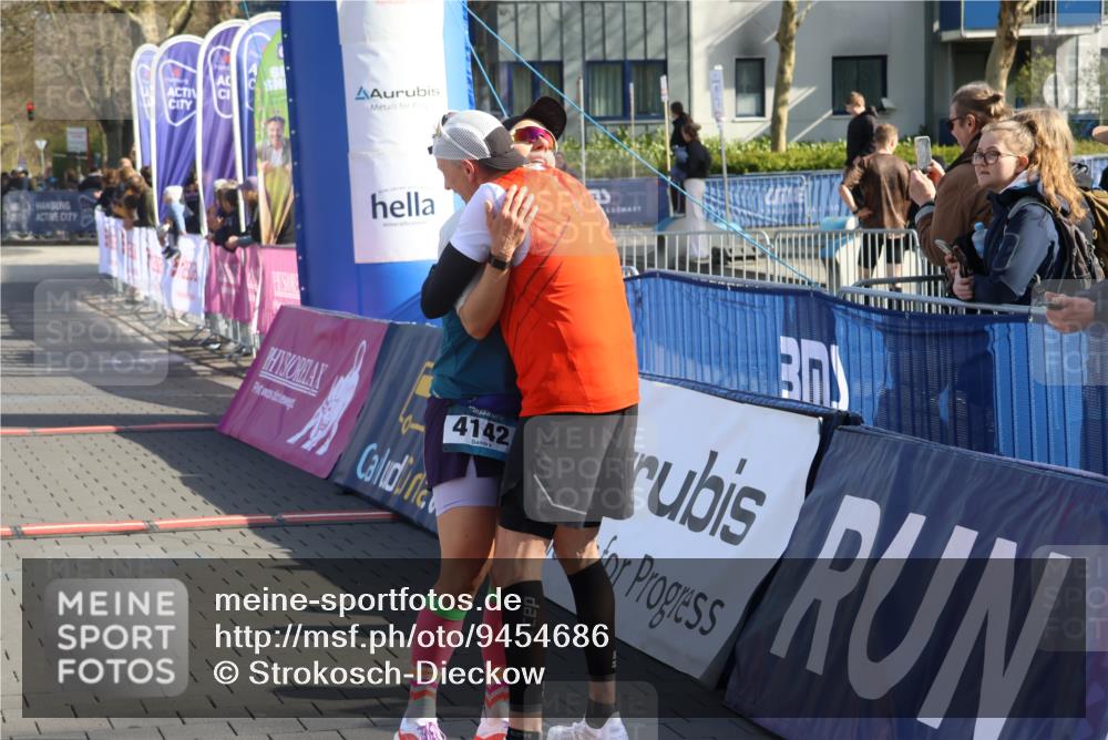 12.04.2026 - 45. Internationalen Wilhelmsburger Insellauf Strokosch-Dieckow http://msf.ph/oto/9454686 12.04.2026 10:30:14 Ziel 3542, 4511, 5459 meine-sportfotos.de