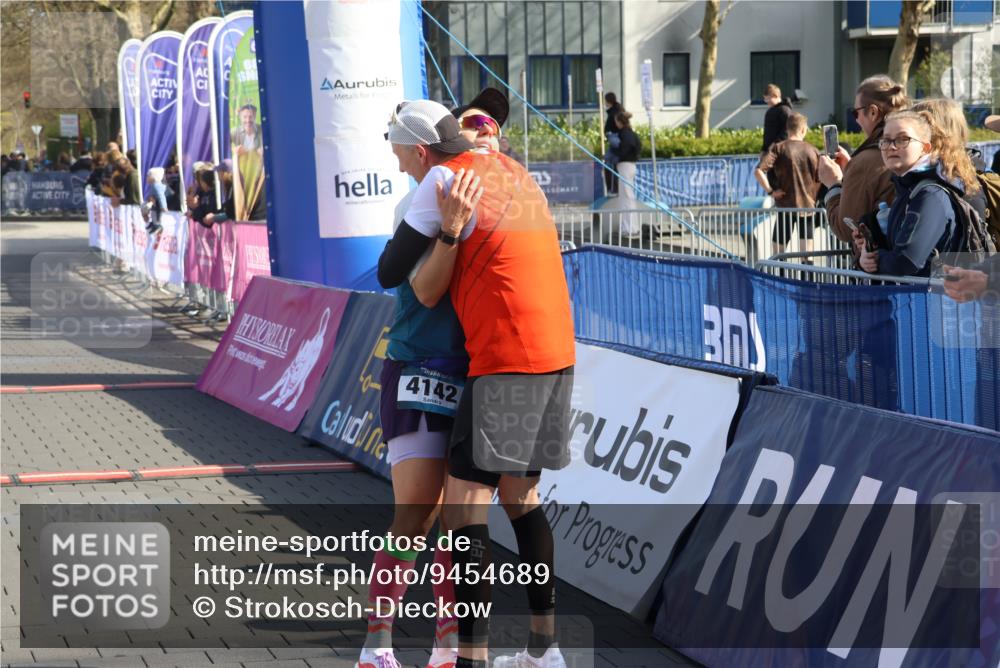 12.04.2026 - 45. Internationalen Wilhelmsburger Insellauf Strokosch-Dieckow http://msf.ph/oto/9454689 12.04.2026 10:30:14 Ziel 3542, 4511, 5459 meine-sportfotos.de
