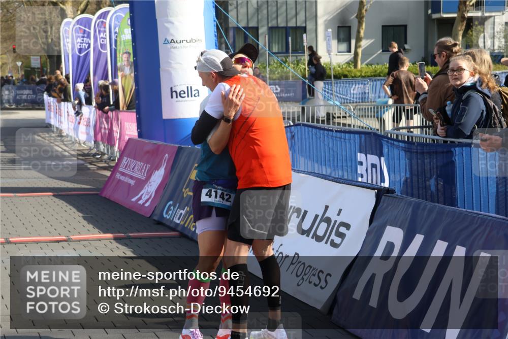 12.04.2026 - 45. Internationalen Wilhelmsburger Insellauf Strokosch-Dieckow http://msf.ph/oto/9454692 12.04.2026 10:30:14 Ziel 3542, 4511, 5459 meine-sportfotos.de