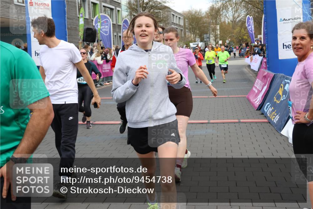 12.04.2026 - 45. Internationalen Wilhelmsburger Insellauf Strokosch-Dieckow http://msf.ph/oto/9454738 12.04.2026 13:04:26 Ziel 4226, 5250, 4247, 2715, 4260, 3034, 5469, 2128, 5667, 2089 meine-sportfotos.de