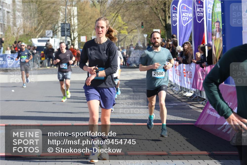 12.04.2026 - 45. Internationalen Wilhelmsburger Insellauf Strokosch-Dieckow http://msf.ph/oto/9454745 12.04.2026 10:43:14 Ziel 2724, 2500, 3021, 5751 meine-sportfotos.de