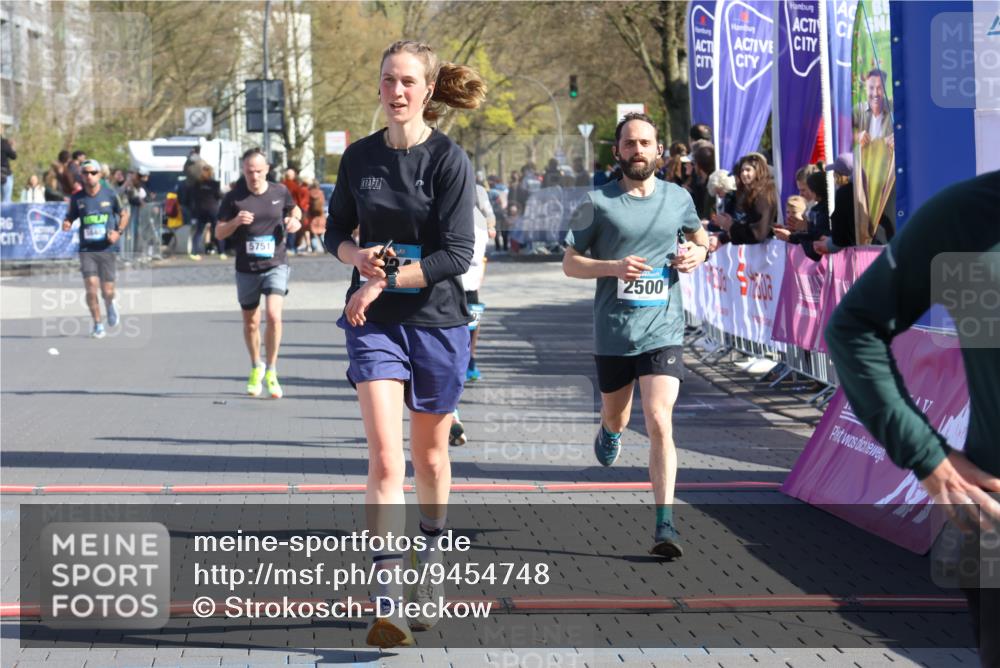 12.04.2026 - 45. Internationalen Wilhelmsburger Insellauf Strokosch-Dieckow http://msf.ph/oto/9454748 12.04.2026 10:43:14 Ziel 2724, 2500, 3021, 5751 meine-sportfotos.de