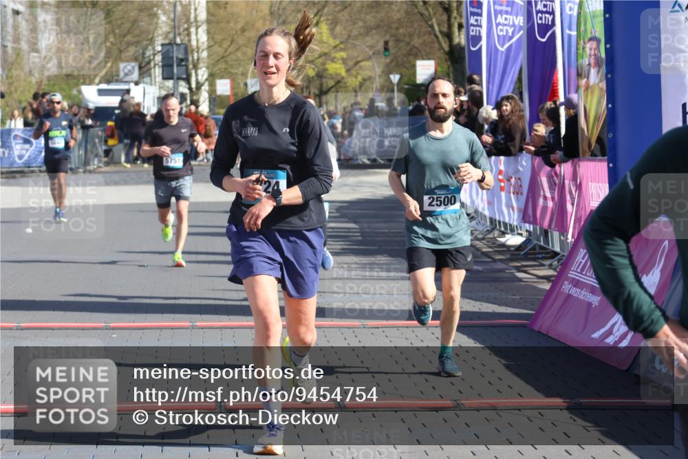 12.04.2026 - 45. Internationalen Wilhelmsburger Insellauf Strokosch-Dieckow http://msf.ph/oto/9454754 12.04.2026 10:43:14 Ziel 2724, 2500, 3021, 5751 meine-sportfotos.de