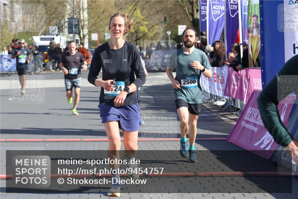 12.04.2026 - 45. Internationalen Wilhelmsburger Insellauf Strokosch-Dieckow http://msf.ph/oto/9454757 12.04.2026 10:43:15 Ziel 2724, 2500, 3021, 5751, 5794 meine-sportfotos.de
