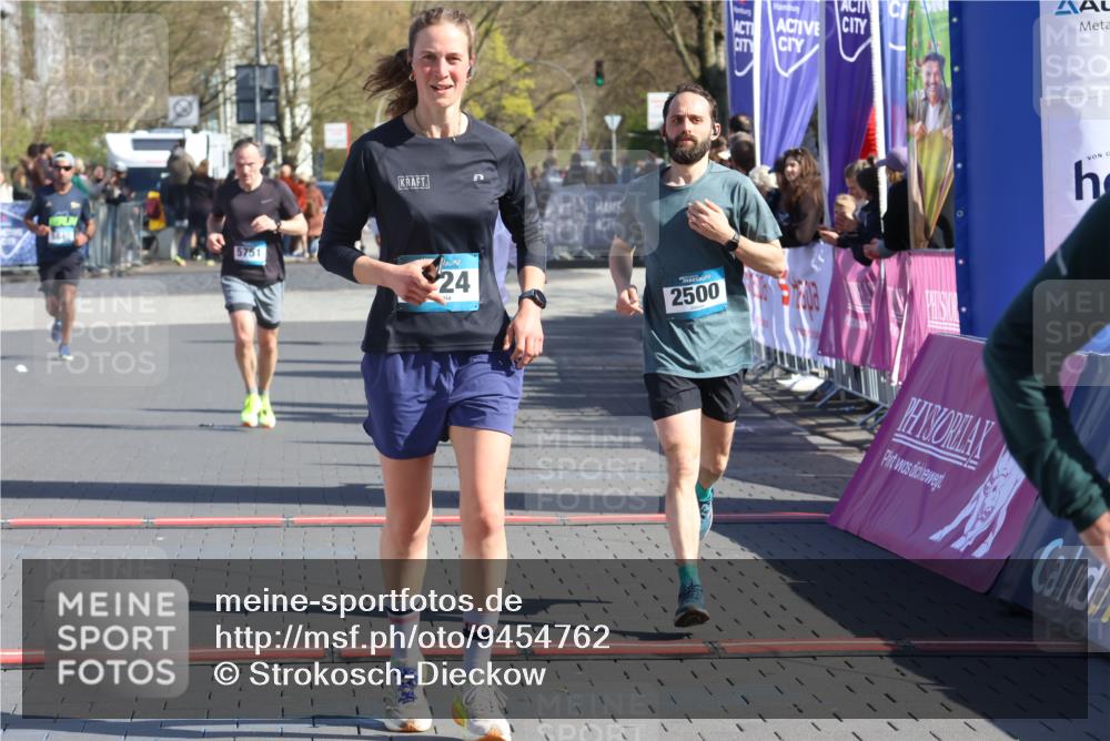 12.04.2026 - 45. Internationalen Wilhelmsburger Insellauf Strokosch-Dieckow http://msf.ph/oto/9454762 12.04.2026 10:43:15 Ziel 2724, 2500, 3021, 5751, 5794 meine-sportfotos.de