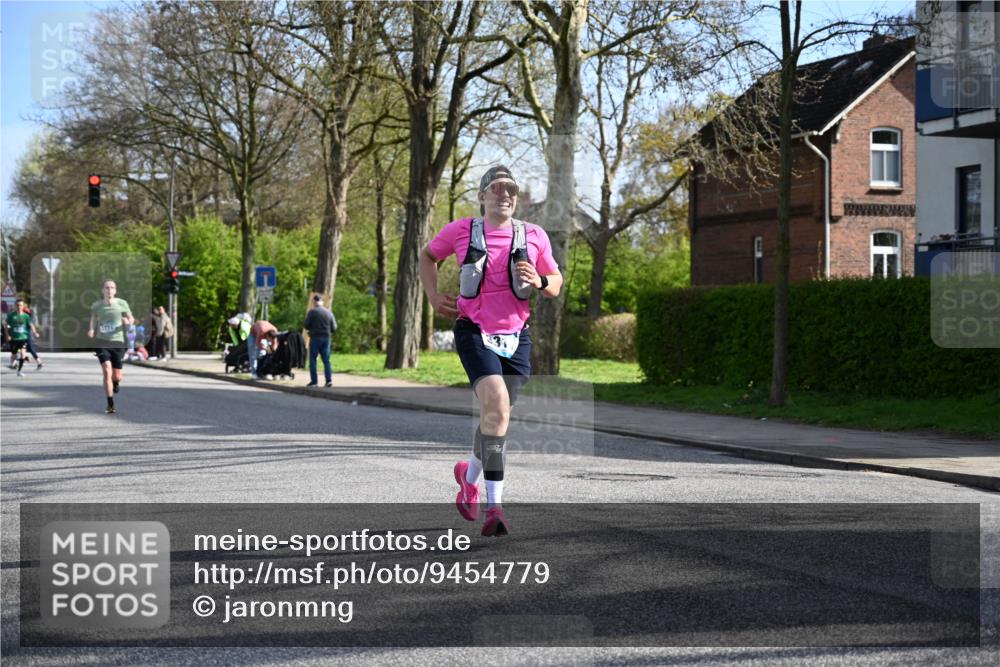 12.04.2026 - 45. Internationalen Wilhelmsburger Insellauf J. Mangold http://msf.ph/oto/9454779 12.04.2026 10:21:57 Ziel 3137, 3930, 3317, 3771, 2010, 3053, 4694, 5507, 5561, 3963 meine-sportfotos.de