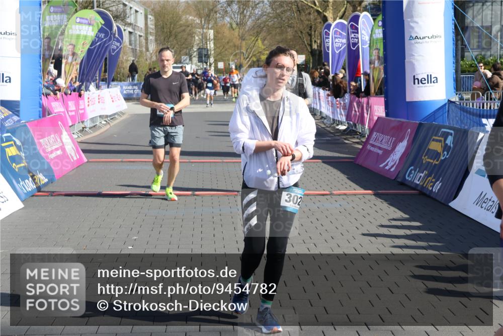 12.04.2026 - 45. Internationalen Wilhelmsburger Insellauf Strokosch-Dieckow http://msf.ph/oto/9454782 12.04.2026 10:43:19 Ziel 2500, 3021, 5751, 5794, 3779 meine-sportfotos.de