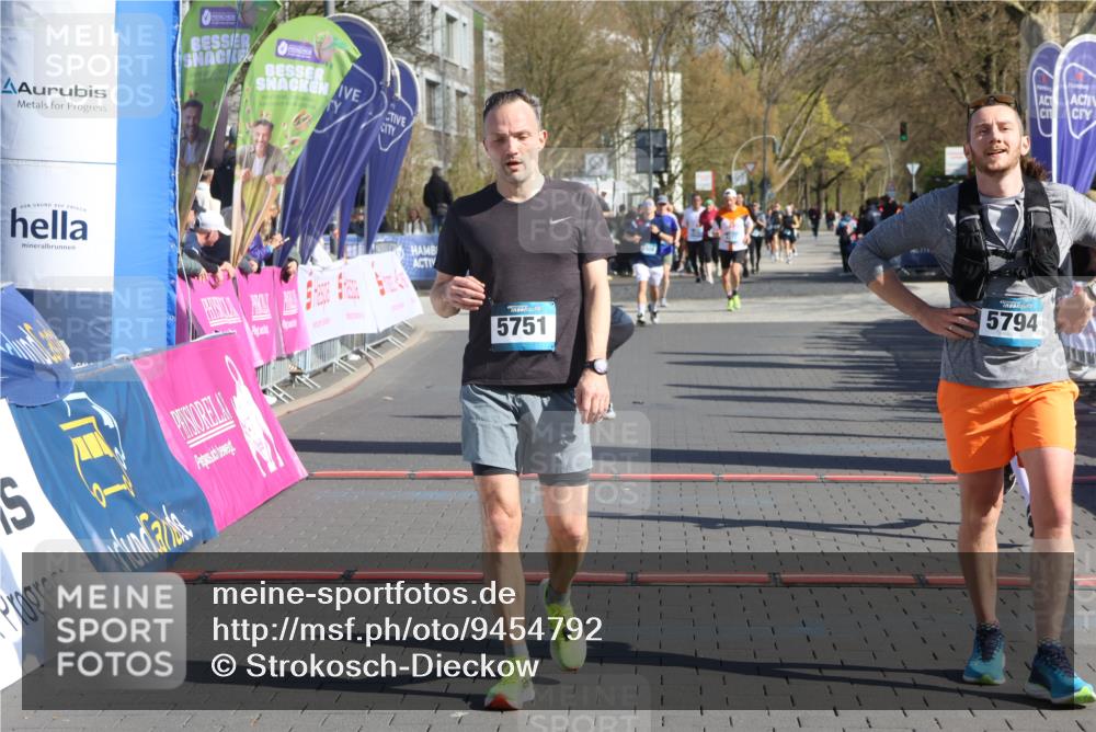 12.04.2026 - 45. Internationalen Wilhelmsburger Insellauf Strokosch-Dieckow http://msf.ph/oto/9454792 12.04.2026 10:43:20 Ziel 3021, 5751, 5794, 3779 meine-sportfotos.de