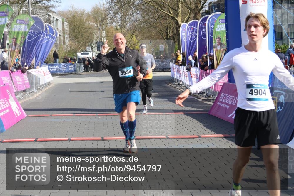 12.04.2026 - 45. Internationalen Wilhelmsburger Insellauf Strokosch-Dieckow http://msf.ph/oto/9454797 12.04.2026 10:30:34 Ziel 4904, 5534, 3845, 5052, 4275 meine-sportfotos.de