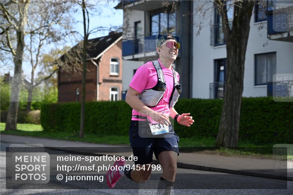12.04.2026 - 45. Internationalen Wilhelmsburger Insellauf J. Mangold http://msf.ph/oto/9454798 12.04.2026 10:21:59 Ziel 3930, 3317, 3771, 2010, 3053, 4694, 5507, 5561, 3963 meine-sportfotos.de