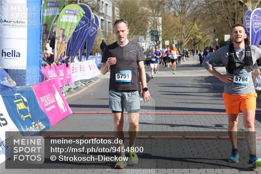 12.04.2026 - 45. Internationalen Wilhelmsburger Insellauf Strokosch-Dieckow http://msf.ph/oto/9454800 12.04.2026 10:43:21 Ziel 5751, 5794, 3779, 5840 meine-sportfotos.de