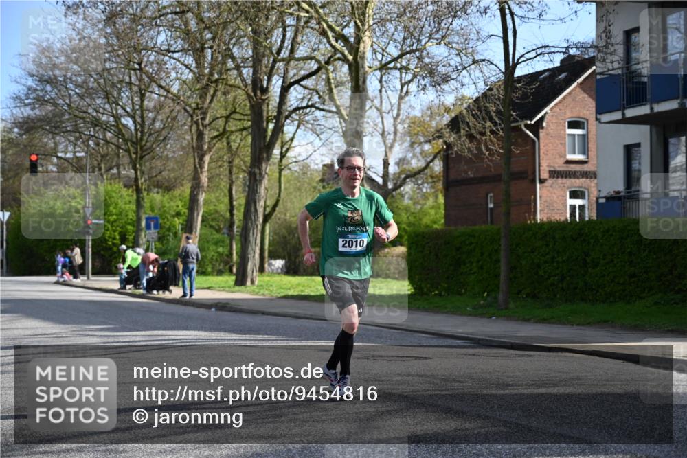 12.04.2026 - 45. Internationalen Wilhelmsburger Insellauf J. Mangold http://msf.ph/oto/9454816 12.04.2026 10:22:06 Ziel 3317, 3771, 2010, 3053, 4694, 5507, 5561, 3963, 5271 meine-sportfotos.de