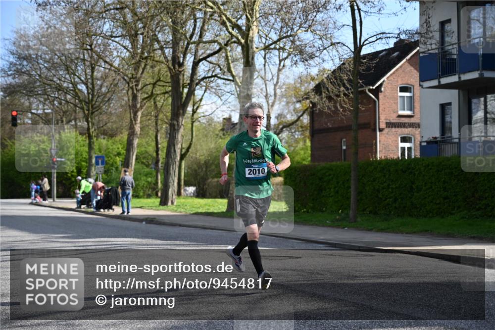 12.04.2026 - 45. Internationalen Wilhelmsburger Insellauf J. Mangold http://msf.ph/oto/9454817 12.04.2026 10:22:06 Ziel 3317, 3771, 2010, 3053, 4694, 5507, 5561, 3963, 5271 meine-sportfotos.de