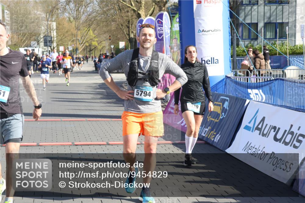 12.04.2026 - 45. Internationalen Wilhelmsburger Insellauf Strokosch-Dieckow http://msf.ph/oto/9454829 12.04.2026 10:43:22 Ziel 5751, 5794, 3779, 5840 meine-sportfotos.de