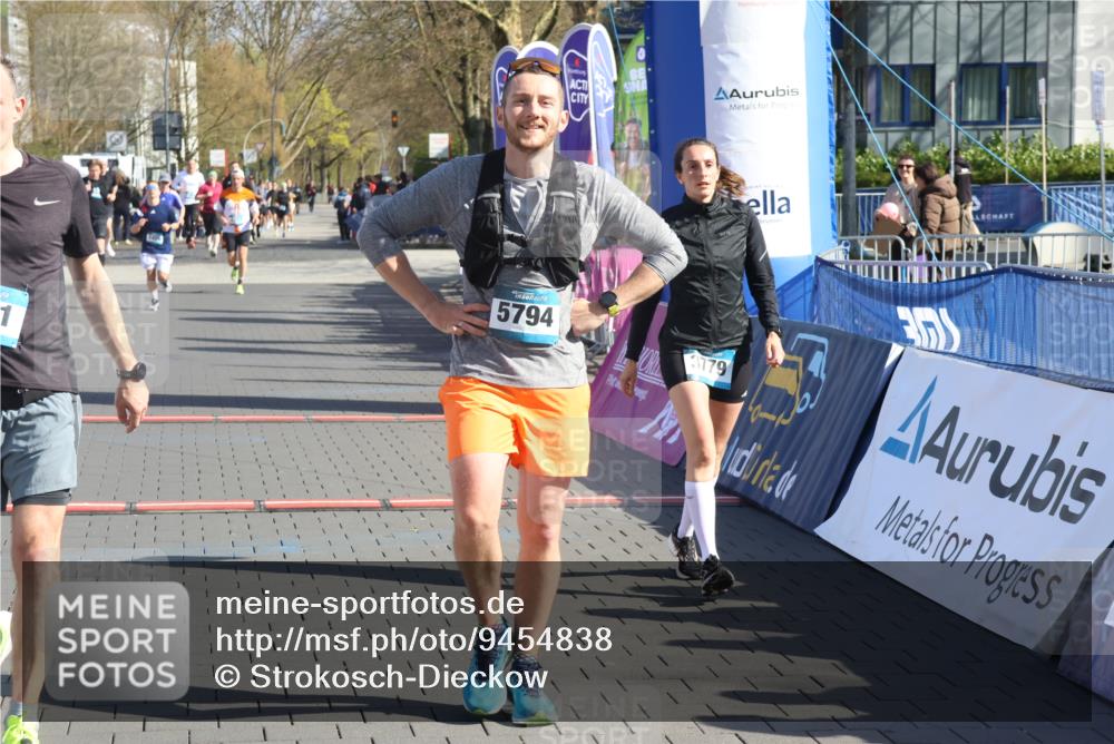 12.04.2026 - 45. Internationalen Wilhelmsburger Insellauf Strokosch-Dieckow http://msf.ph/oto/9454838 12.04.2026 10:43:22 Ziel 5751, 5794, 3779, 5840 meine-sportfotos.de