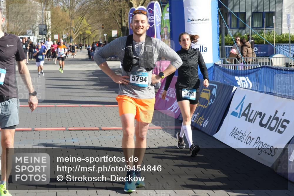 12.04.2026 - 45. Internationalen Wilhelmsburger Insellauf Strokosch-Dieckow http://msf.ph/oto/9454846 12.04.2026 10:43:22 Ziel 5751, 5794, 3779, 5840 meine-sportfotos.de