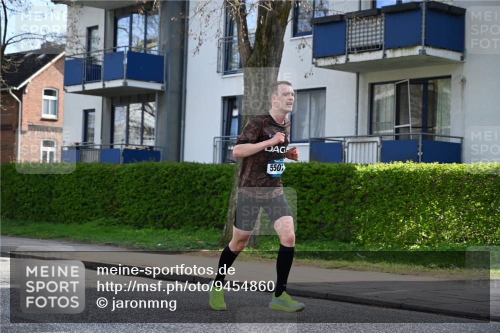 12.04.2026 - 45. Internationalen Wilhelmsburger Insellauf J. Mangold http://msf.ph/oto/9454860 12.04.2026 10:22:26 Ziel 3053, 4694, 5507, 5561, 3963, 5271, 5271, 4384, 4291, 2383 meine-sportfotos.de