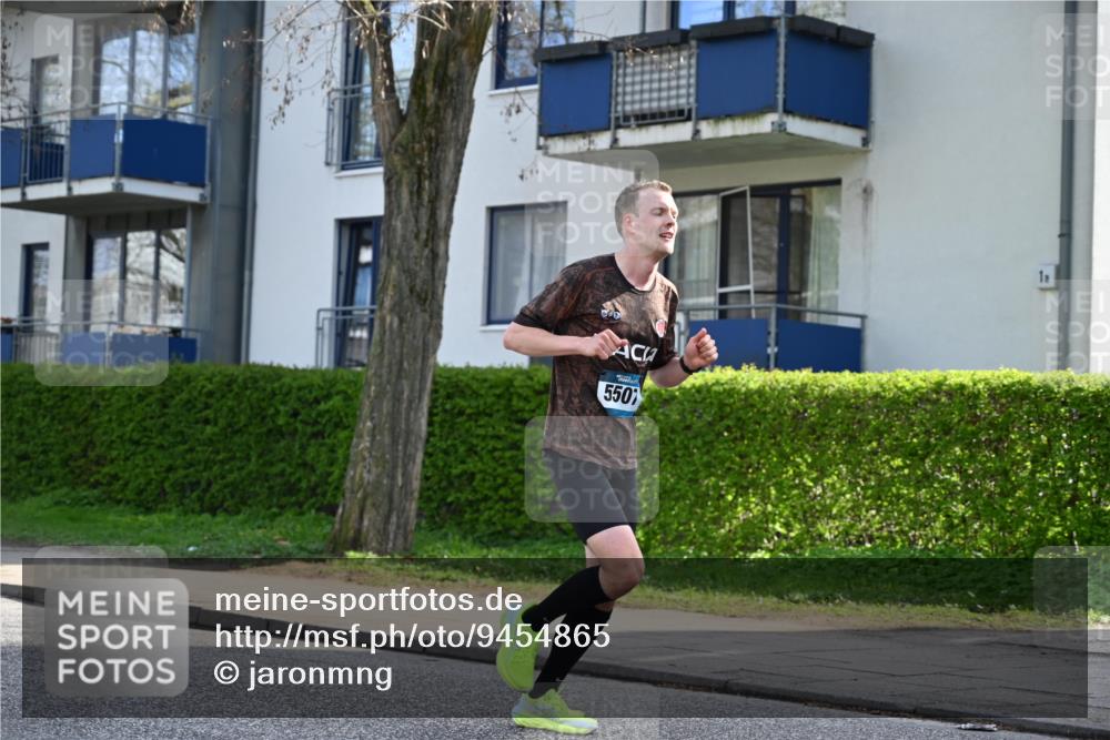 12.04.2026 - 45. Internationalen Wilhelmsburger Insellauf J. Mangold http://msf.ph/oto/9454865 12.04.2026 10:22:26 Ziel 3053, 4694, 5507, 5561, 3963, 5271, 5271, 4384, 4291, 2383 meine-sportfotos.de