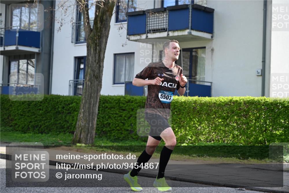 12.04.2026 - 45. Internationalen Wilhelmsburger Insellauf J. Mangold http://msf.ph/oto/9454867 12.04.2026 10:22:26 Ziel 3053, 4694, 5507, 5561, 3963, 5271, 5271, 4384, 4291, 2383 meine-sportfotos.de