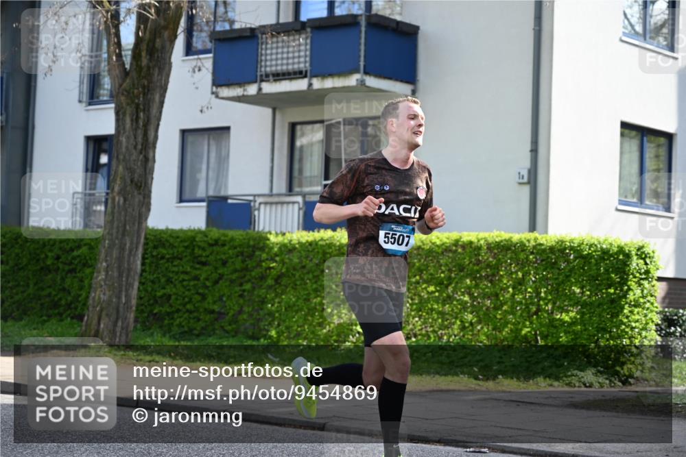 12.04.2026 - 45. Internationalen Wilhelmsburger Insellauf J. Mangold http://msf.ph/oto/9454869 12.04.2026 10:22:26 Ziel 3053, 4694, 5507, 5561, 3963, 5271, 5271, 4384, 4291, 2383 meine-sportfotos.de