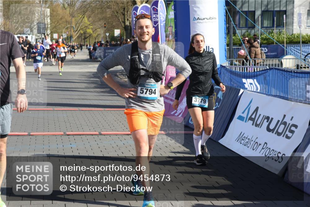 12.04.2026 - 45. Internationalen Wilhelmsburger Insellauf Strokosch-Dieckow http://msf.ph/oto/9454873 12.04.2026 10:43:22 Ziel 5751, 5794, 3779, 5840 meine-sportfotos.de