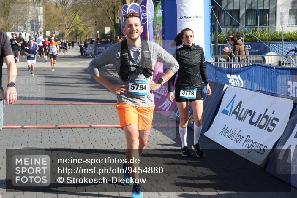 12.04.2026 - 45. Internationalen Wilhelmsburger Insellauf Strokosch-Dieckow http://msf.ph/oto/9454880 12.04.2026 10:43:22 Ziel 5751, 5794, 3779, 5840 meine-sportfotos.de