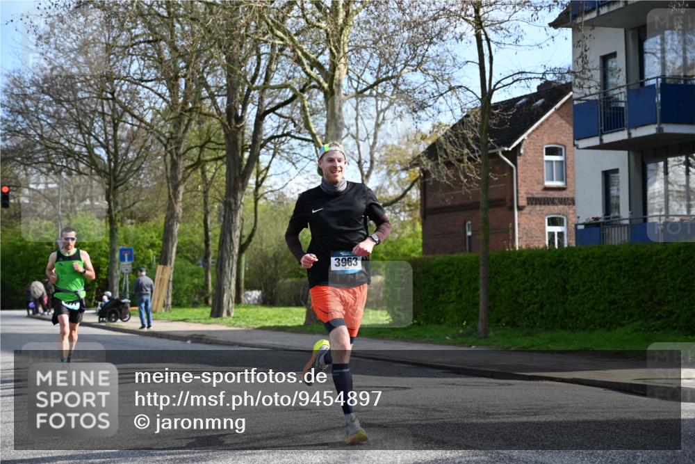 12.04.2026 - 45. Internationalen Wilhelmsburger Insellauf J. Mangold http://msf.ph/oto/9454897 12.04.2026 10:22:37 Ziel 5507, 5561, 3963, 5271, 4384, 4291, 4291, 2383, 3776 meine-sportfotos.de