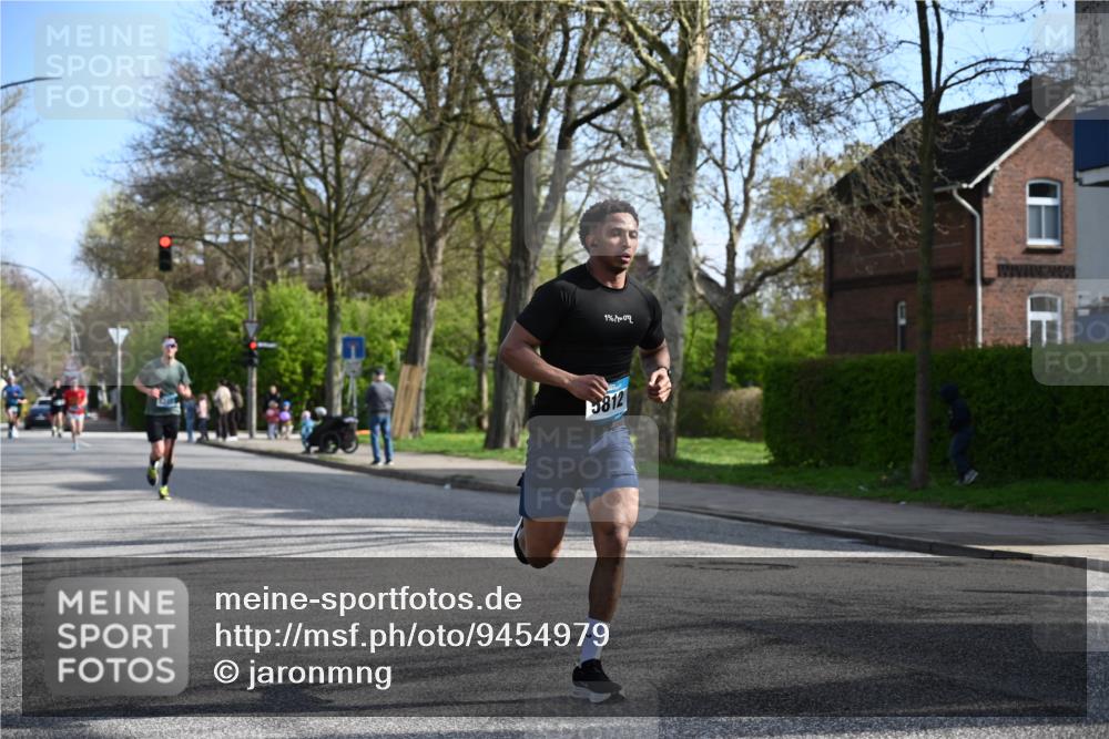 12.04.2026 - 45. Internationalen Wilhelmsburger Insellauf J. Mangold http://msf.ph/oto/9454979 12.04.2026 10:23:26 Ziel 3776, 5812, 4953, 5237, 4381, 4566, 3561, 4492, 5684, 4492, 5684, 3476, 2702, 3476, 2702, 3351 meine-sportfotos.de