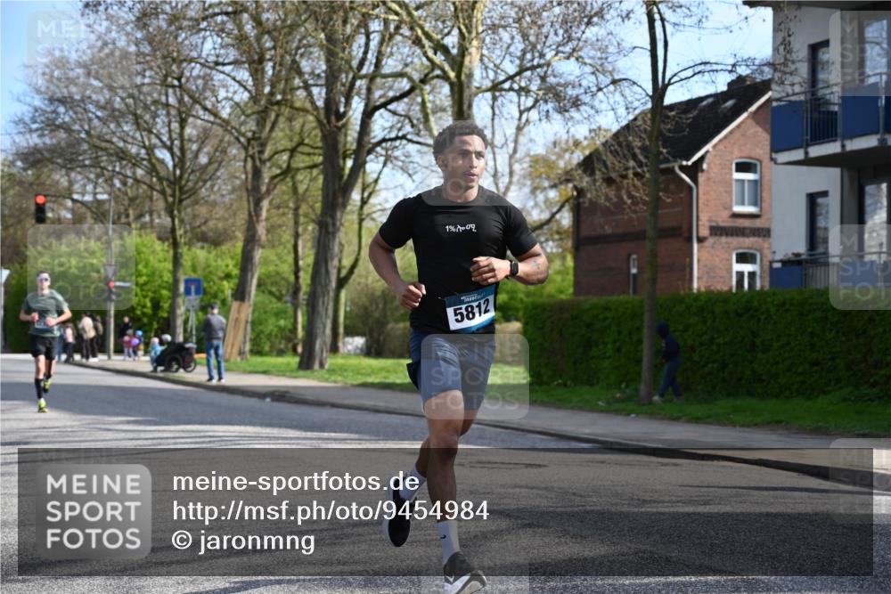 12.04.2026 - 45. Internationalen Wilhelmsburger Insellauf J. Mangold http://msf.ph/oto/9454984 12.04.2026 10:23:26 Ziel 3776, 5812, 4953, 5237, 4381, 4566, 3561, 4492, 5684, 4492, 5684, 3476, 2702, 3476, 2702, 3351 meine-sportfotos.de