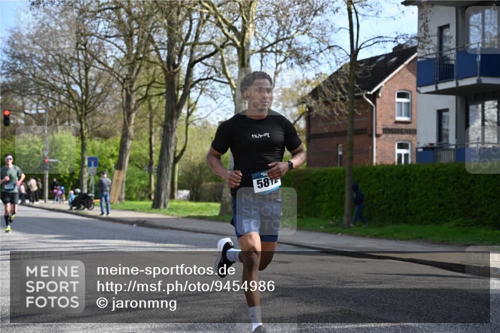 12.04.2026 - 45. Internationalen Wilhelmsburger Insellauf J. Mangold http://msf.ph/oto/9454986 12.04.2026 10:23:26 Ziel 3776, 5812, 4953, 5237, 4381, 4566, 3561, 4492, 5684, 4492, 5684, 3476, 2702, 3476, 2702, 3351 meine-sportfotos.de
