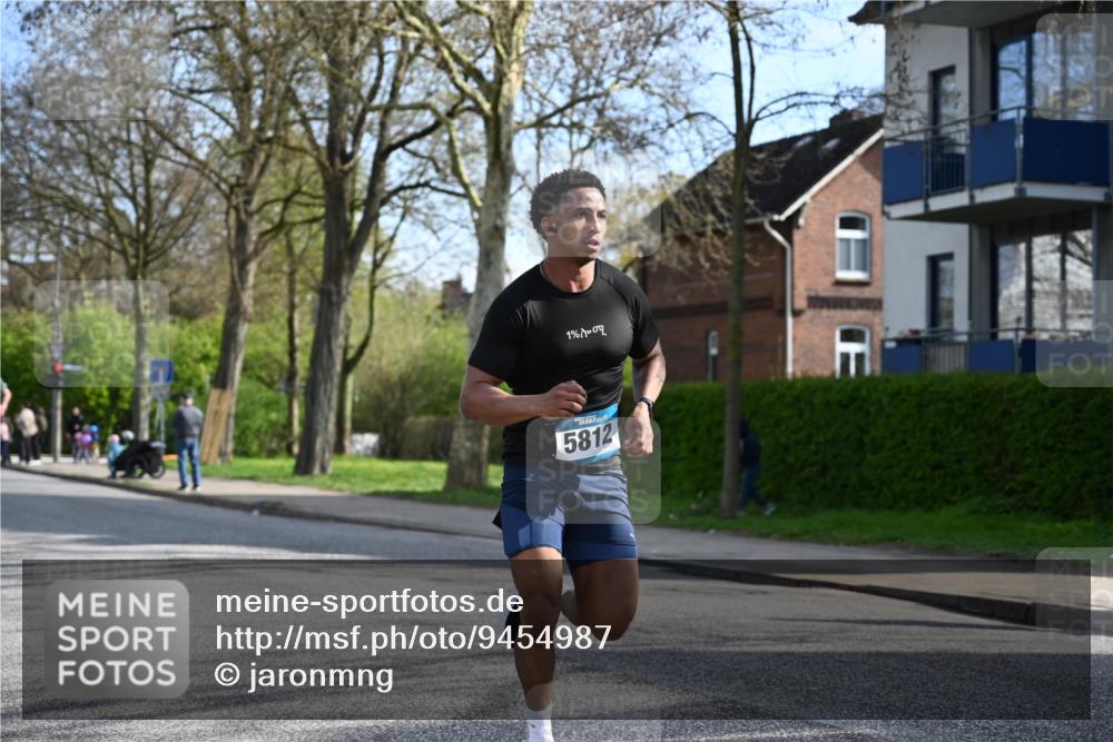 12.04.2026 - 45. Internationalen Wilhelmsburger Insellauf J. Mangold http://msf.ph/oto/9454987 12.04.2026 10:23:26 Ziel 3776, 5812, 4953, 5237, 4381, 4566, 3561, 4492, 5684, 4492, 5684, 3476, 2702, 3476, 2702, 3351 meine-sportfotos.de