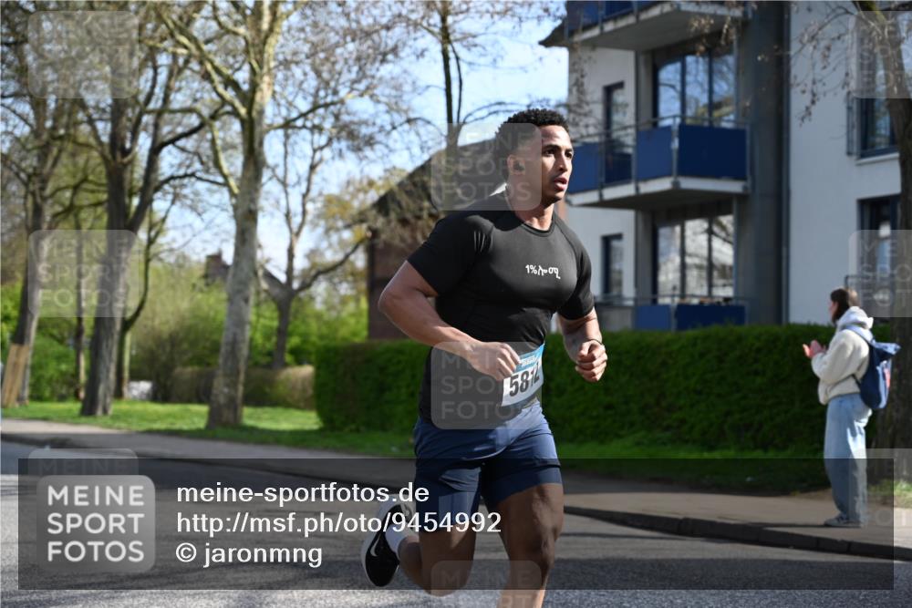 12.04.2026 - 45. Internationalen Wilhelmsburger Insellauf J. Mangold http://msf.ph/oto/9454992 12.04.2026 10:23:26 Ziel 3776, 5812, 4953, 5237, 4381, 4566, 3561, 4492, 5684, 4492, 5684, 3476, 2702, 3476, 2702, 3351 meine-sportfotos.de
