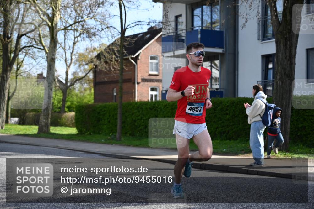 12.04.2026 - 45. Internationalen Wilhelmsburger Insellauf J. Mangold http://msf.ph/oto/9455016 12.04.2026 10:23:36 Ziel 4953, 5237, 4381, 4566, 3561, 4492, 5684, 3476, 2702, 3351, 3813 meine-sportfotos.de