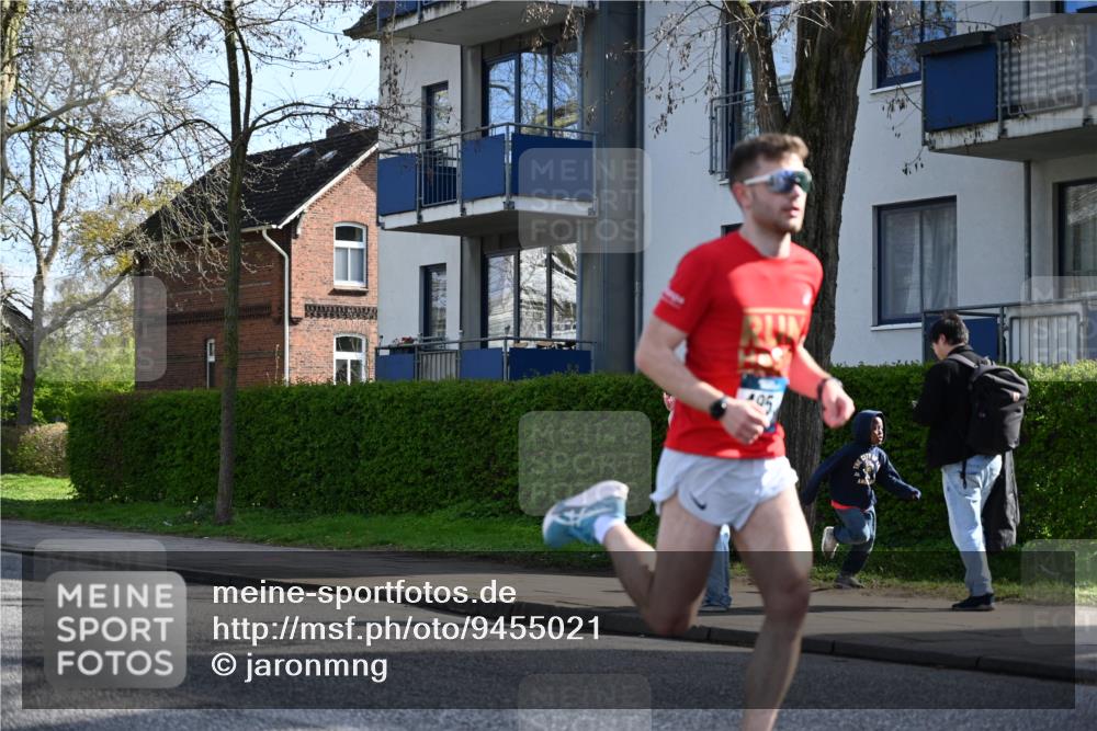 12.04.2026 - 45. Internationalen Wilhelmsburger Insellauf J. Mangold http://msf.ph/oto/9455021 12.04.2026 10:23:36 Ziel 4953, 5237, 4381, 4566, 3561, 4492, 5684, 3476, 2702, 3351, 3813 meine-sportfotos.de