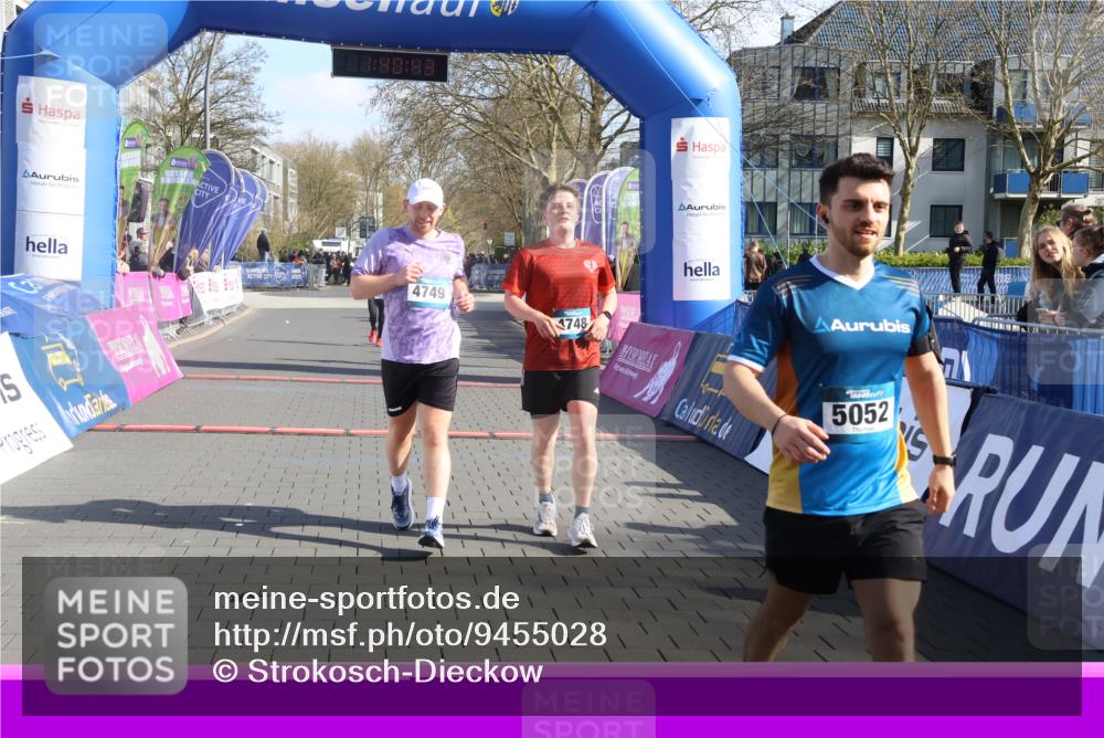 12.04.2026 - 45. Internationalen Wilhelmsburger Insellauf Strokosch-Dieckow http://msf.ph/oto/9455028 12.04.2026 10:30:41 Ziel 5052, 4275, 4748, 4749, 3081, 3958 meine-sportfotos.de
