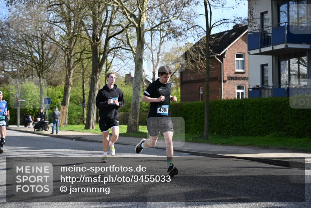 12.04.2026 - 45. Internationalen Wilhelmsburger Insellauf J. Mangold http://msf.ph/oto/9455033 12.04.2026 10:23:38 Ziel 4953, 5237, 4381, 4566, 3561, 4492, 5684, 3476, 2702, 3476, 2702, 3351, 3813 meine-sportfotos.de