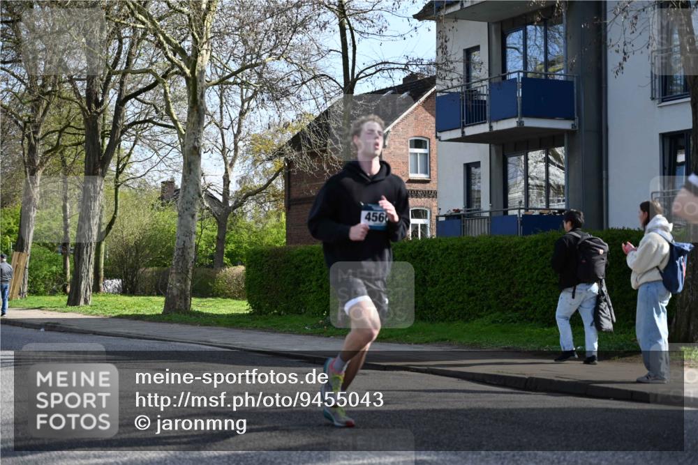 12.04.2026 - 45. Internationalen Wilhelmsburger Insellauf J. Mangold http://msf.ph/oto/9455043 12.04.2026 10:23:39 Ziel 4953, 5237, 4381, 4566, 3561, 4492, 5684, 3476, 2702, 3351, 3813 meine-sportfotos.de