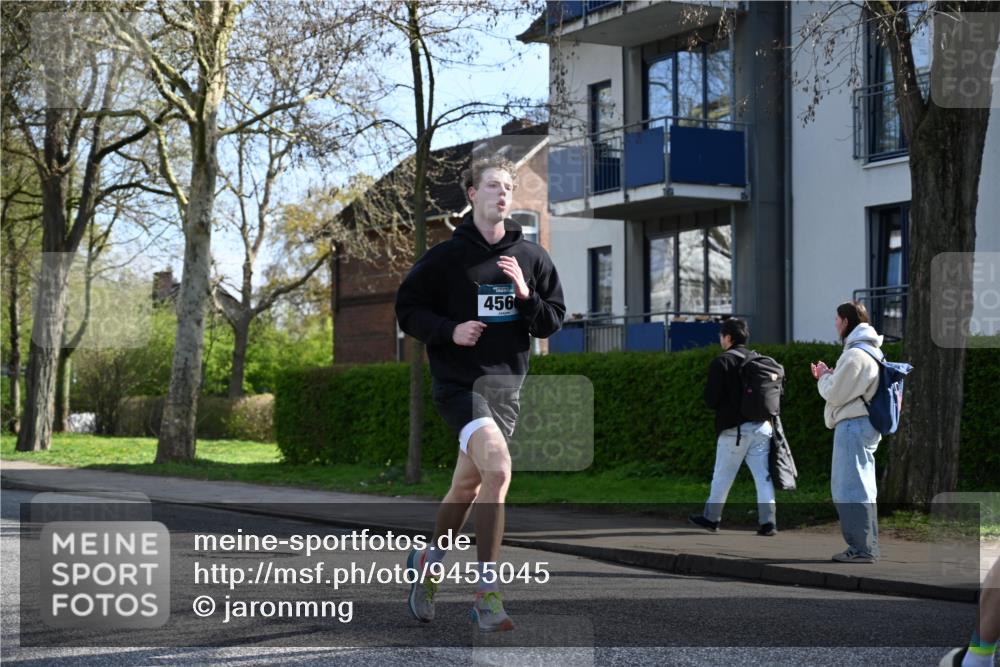 12.04.2026 - 45. Internationalen Wilhelmsburger Insellauf J. Mangold http://msf.ph/oto/9455045 12.04.2026 10:23:39 Ziel 4953, 5237, 4381, 4566, 3561, 4492, 5684, 3476, 2702, 3351, 3813 meine-sportfotos.de