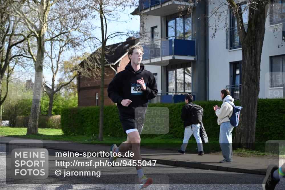 12.04.2026 - 45. Internationalen Wilhelmsburger Insellauf J. Mangold http://msf.ph/oto/9455047 12.04.2026 10:23:39 Ziel 4953, 5237, 4381, 4566, 3561, 4492, 5684, 3476, 2702, 3351, 3813 meine-sportfotos.de