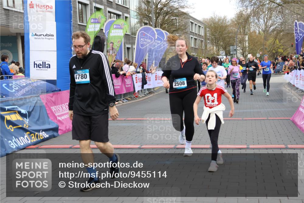 12.04.2026 - 45. Internationalen Wilhelmsburger Insellauf Strokosch-Dieckow http://msf.ph/oto/9455114 12.04.2026 13:03:58 Ziel 4780, 5063, 2508, 5200, 5208, 4842, 2287, 4843, 4526, 5475, 2007, 3523 meine-sportfotos.de