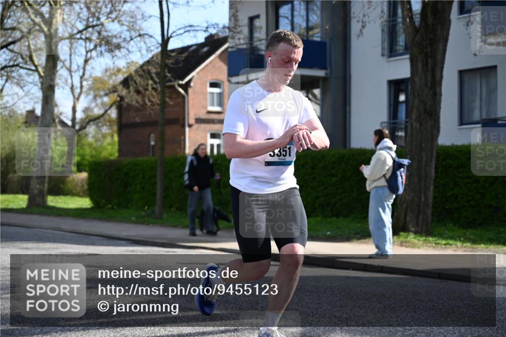 12.04.2026 - 45. Internationalen Wilhelmsburger Insellauf J. Mangold http://msf.ph/oto/9455123 12.04.2026 10:24:00 Ziel 3476, 2702, 3351, 3813, 4052, 2595, 2595, 4143 meine-sportfotos.de