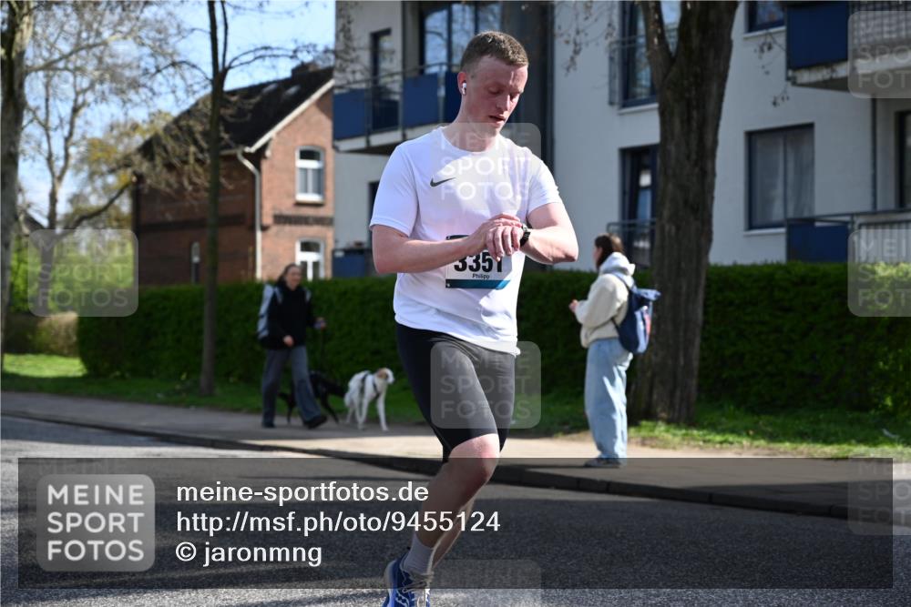 12.04.2026 - 45. Internationalen Wilhelmsburger Insellauf J. Mangold http://msf.ph/oto/9455124 12.04.2026 10:24:01 Ziel 3476, 2702, 3351, 3813, 4052, 2595, 4143 meine-sportfotos.de