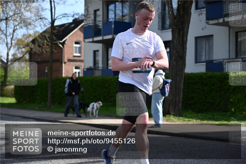 12.04.2026 - 45. Internationalen Wilhelmsburger Insellauf J. Mangold http://msf.ph/oto/9455126 12.04.2026 10:24:01 Ziel 3476, 2702, 3351, 3813, 4052, 2595, 4143 meine-sportfotos.de